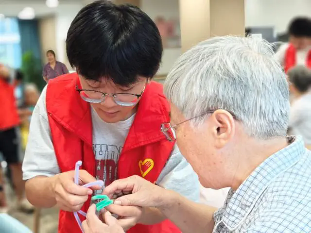 老少联谊，巧手生花，大学生走进养老院