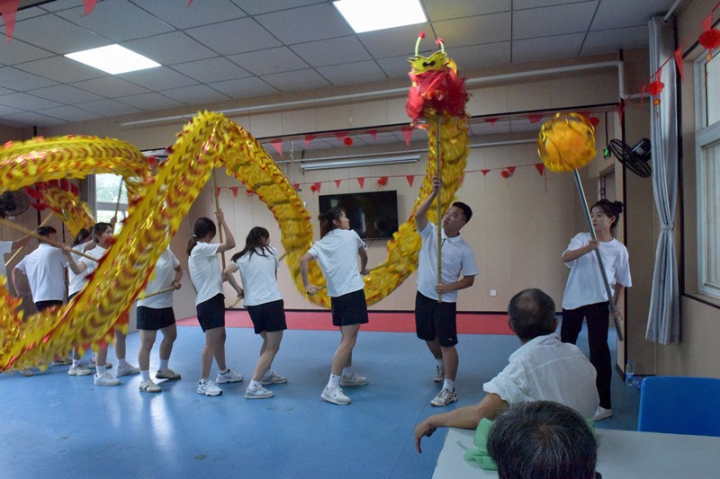 体育学院暑期三下乡实践团赴敬老院文化展演慰问老人