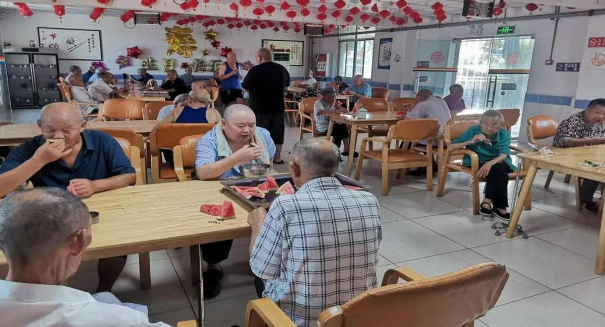 四川高县：酷暑送清凉 情暖敬老院