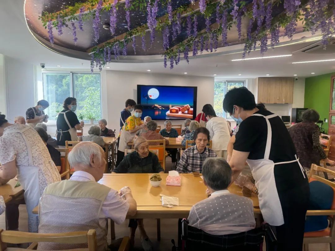 做月饼、诵诗歌&hellip;&hellip;养老院中秋情浓