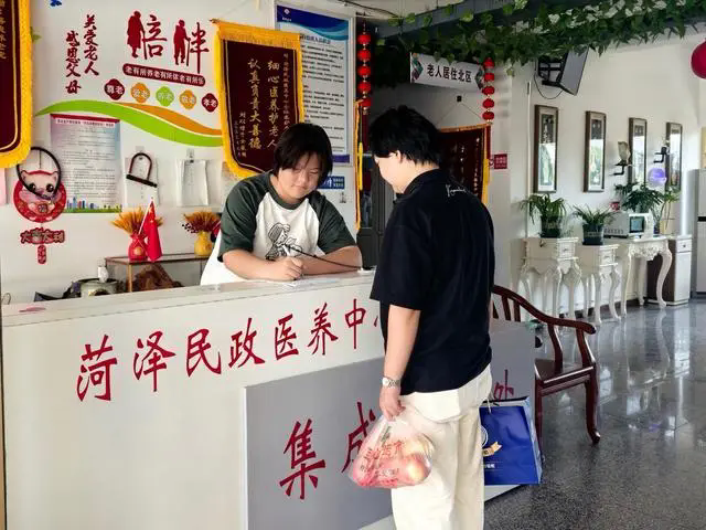 佳节奉爱心 温暖养老院