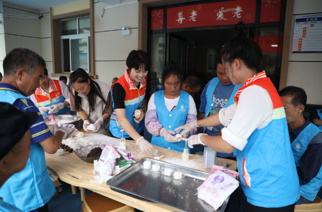 贵州长顺：欢度中秋 养老院里暖意满满