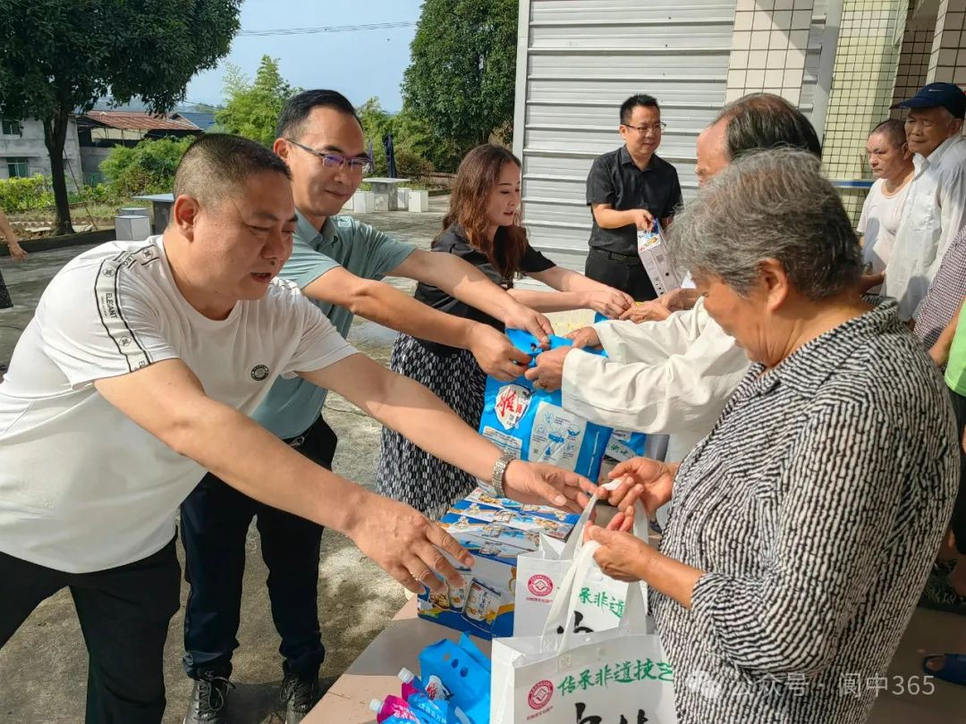 七里街道人大代表中秋节前夕慰问敬老院老人