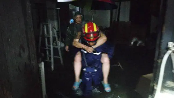 上海养老院老人被困，消防队员展开救援