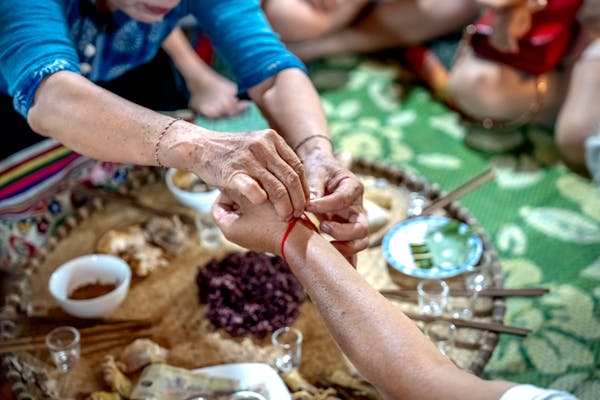 八旬老人需专业护理，法院判决四子女均摊养老院费用——透视养老行业现状与法律义务