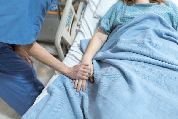 记者深夜走访养老院，亲历护理员护理失能老人日常