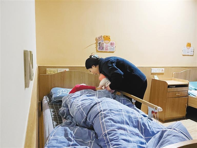 夜访养老院：体验护理员照料失能老人的日常工作