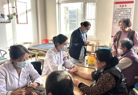 初冬暖阳下的义诊：苇子沟街道长青养老院迎来健康关怀