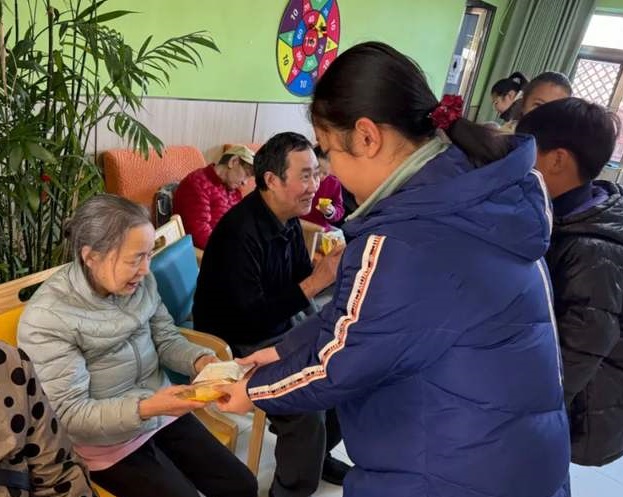 初冬暖阳下的爱心行动：房山区普乐园养老院迎来慈善义工