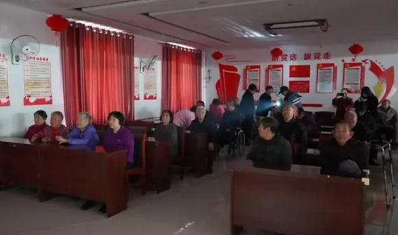 “怀旧光影”第九期：经典喜剧电影展映活动走进经开区众康生养老院，传递欢笑与温暖
