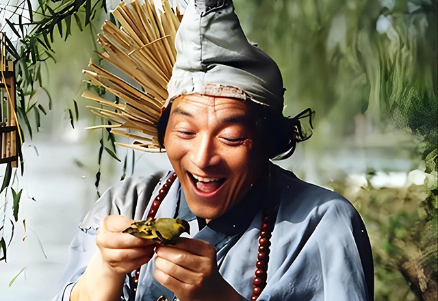 曾因扮演济公而名声大噪，如今年迈入住养老院，昔日明星晚年生活引关注