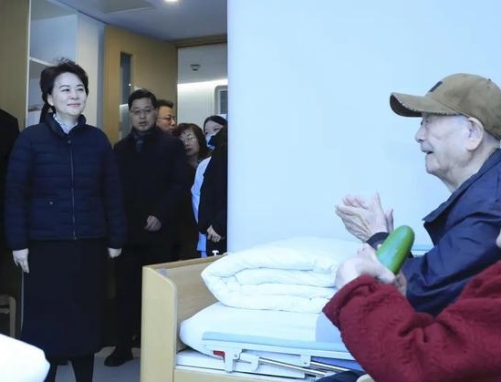徐书记检查节前城区安全并慰问养老院老人