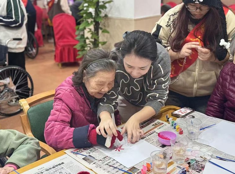 人文艺术系：用画笔绘就养老院的温暖时光
