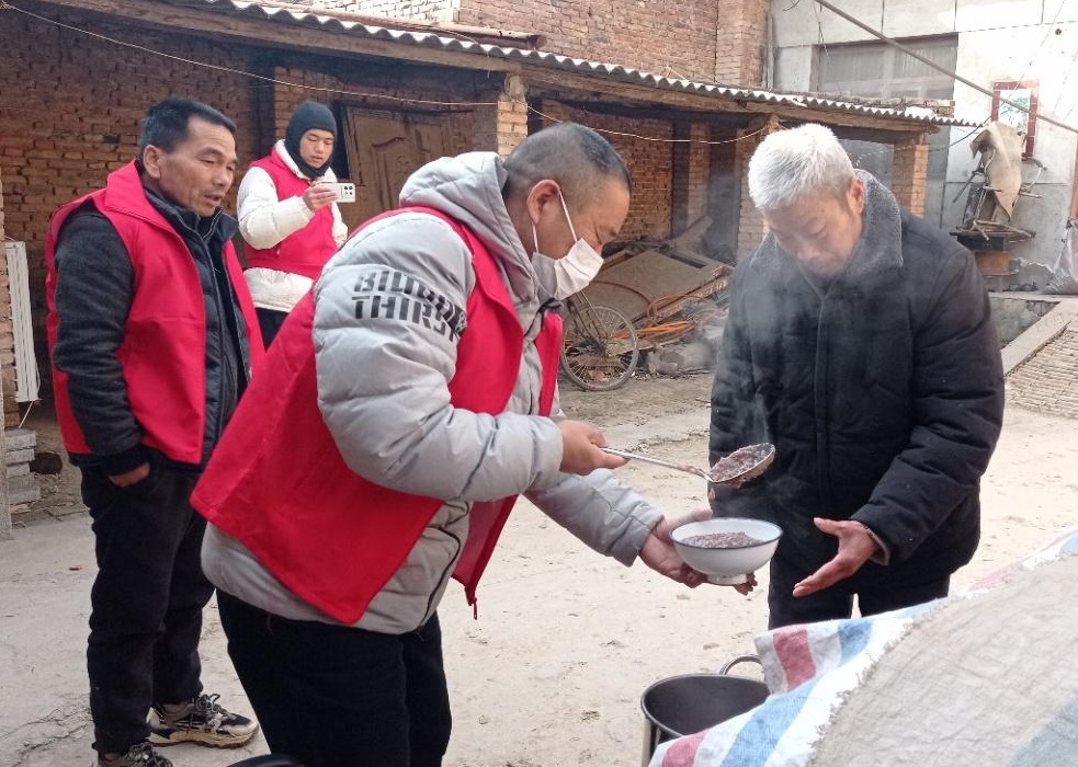莲花养老院：腊八粥情暖零口集贸会，爱心传递点亮冬日