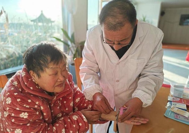 射阳县海通镇南洋社区：“针” 爱相伴，义诊暖夕阳 —— 走进养老院的健康守护行动