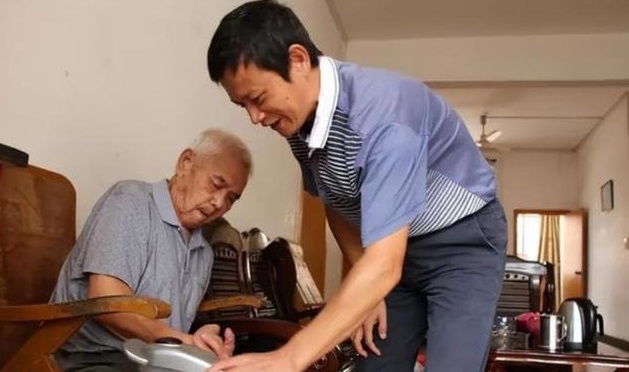 退休金差距引家庭风波，父亲卖房欲住养老院为哪般？