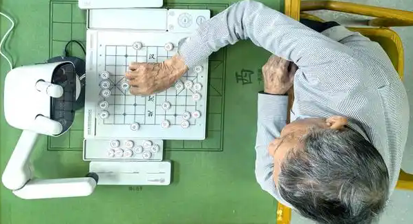 科技赋能养老：AI 棋类机器人入驻养老院