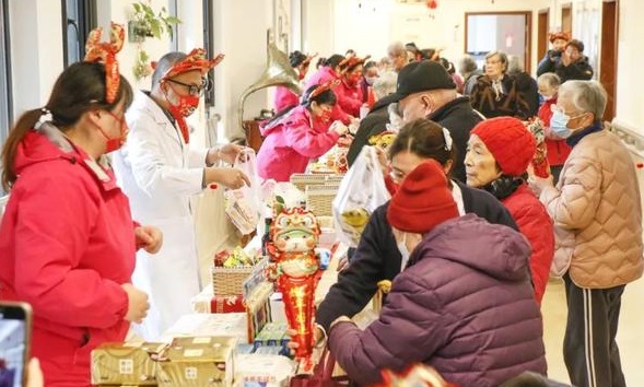 养老院里的别样年货集市，满满都是新年味儿！