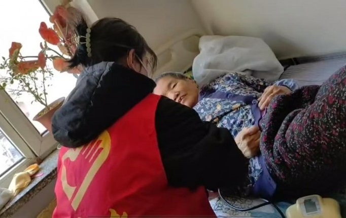 沈阳医学院学子走进敬老院：用爱义诊，传承雷锋精神