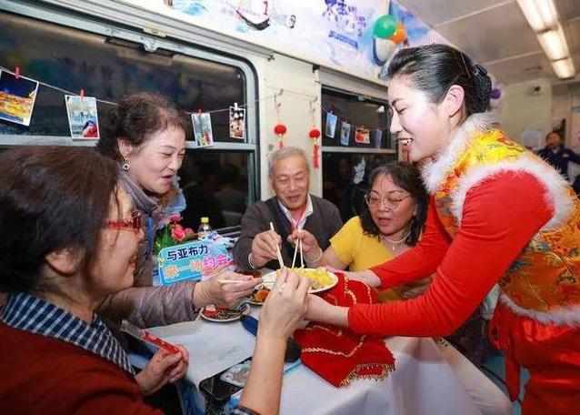 增开银发旅游列车，让老年旅途变身 “移动养老院”