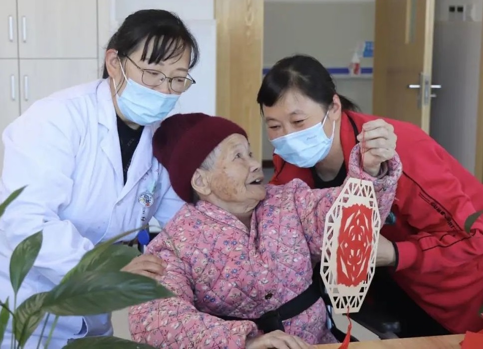 卫生院与养老院 “牵手”，能否成为应对老龄化的良方？