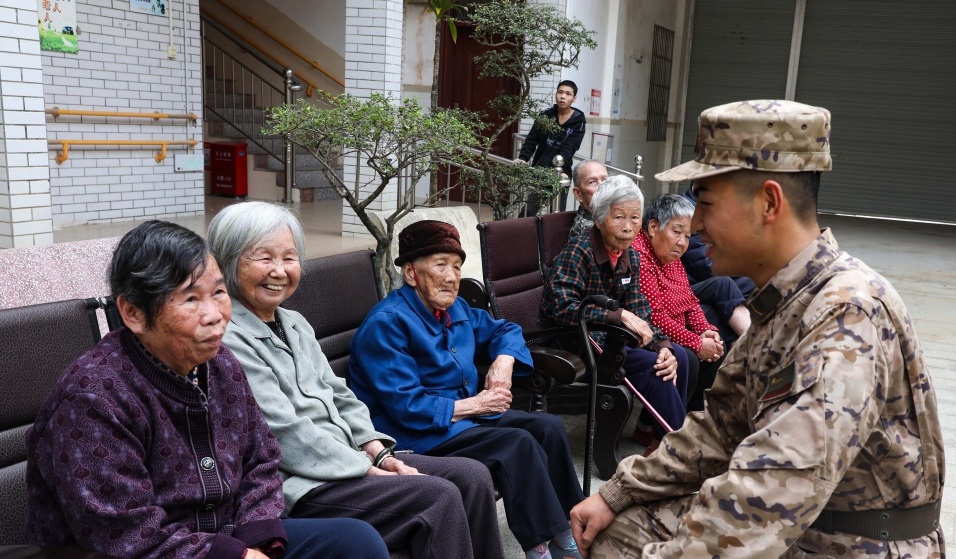 武警钦州支队携手驻地幼儿园，养老院里传承雷锋精神
