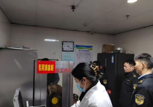 崇仁县市场监管局专项检查，守护养老机构 “舌尖上的安全”