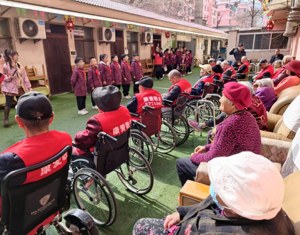 城关区铁路西村街道在春日奏响养老院温情乐章