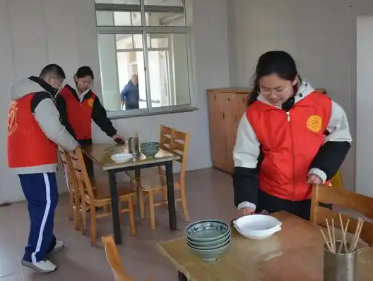 牟平大窑中学志愿者：养老院里的温暖使者