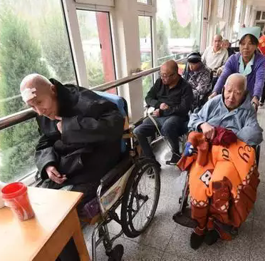 2 万月薪入住养老院，大爷开启别样晚年生活，网友吵翻了！