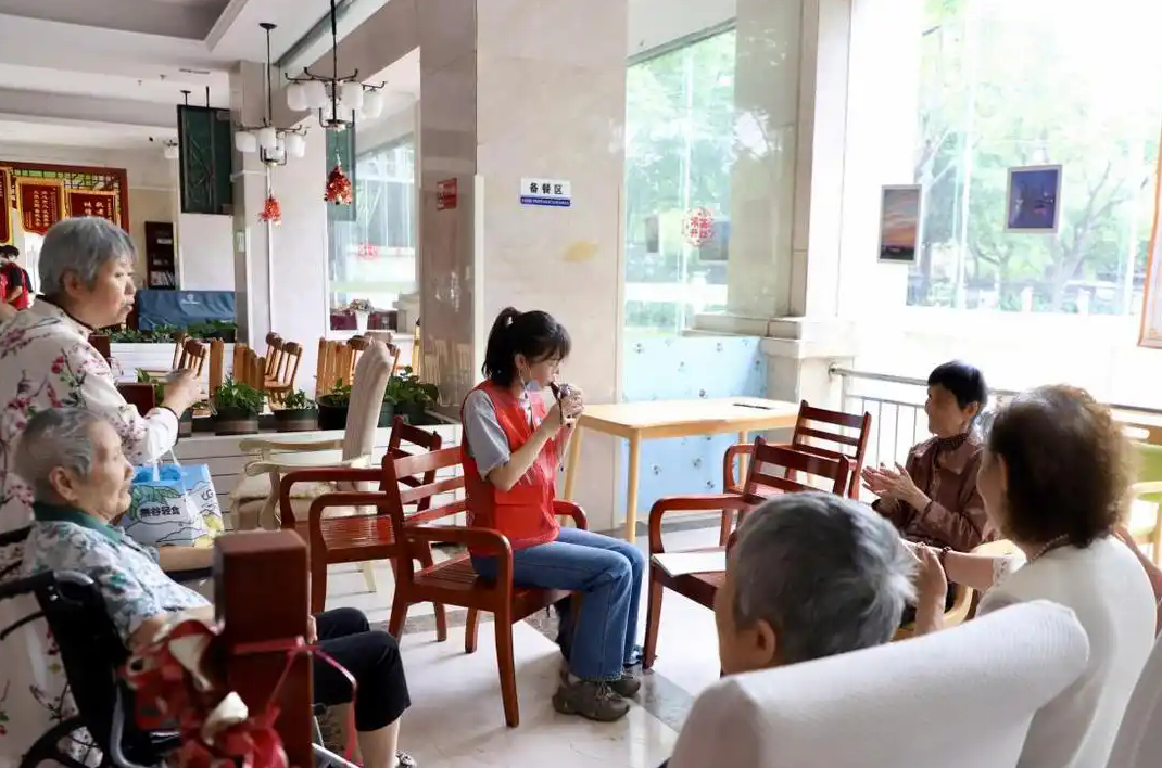当青春遇见银发：养老院里的跨代互动纪实