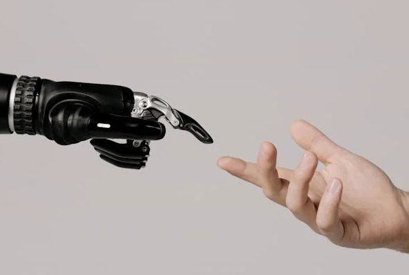 当 AI 机器人入驻养老院：从翻身护理到情感陪护，智慧康养场景正在重塑