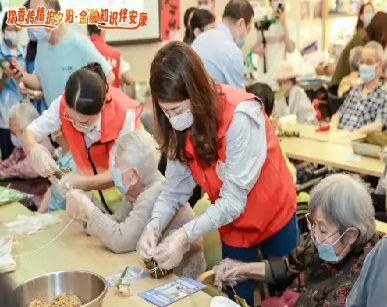当端午香囊遇上金融防骗课！深圳这支骑兵团在龙岗养老院做了件暖心事