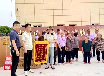袁州区三阳镇基层党员走进敬老院开展暖心关怀活动