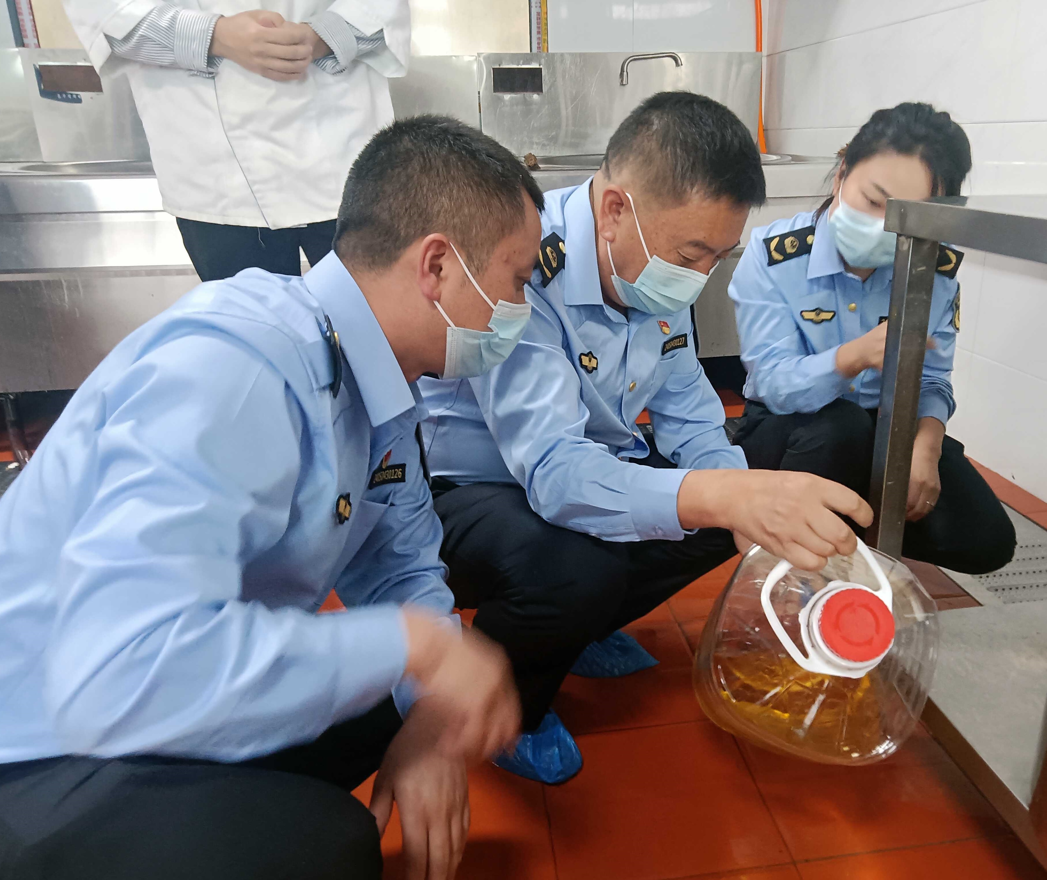 筑牢食安防线：金沙县市场监管局深入养老院、学校开展食品安全检查