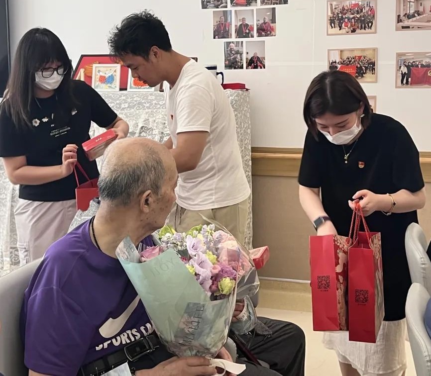 鲜花进养老院：一场微小公益背后的社区养老生态革新